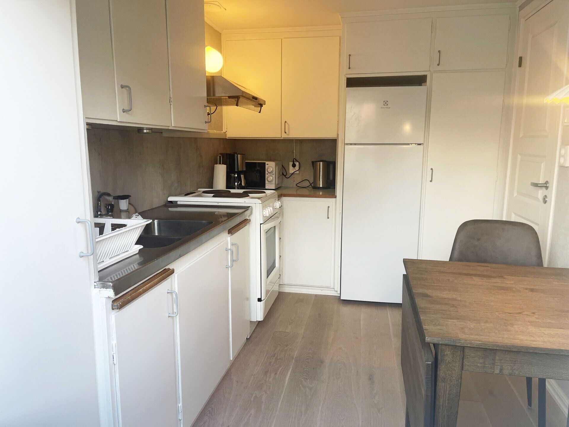 Kylskåp, ugn, spishäll och kaffe- och tebryggare