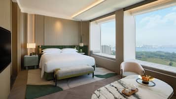 Fairmont Gold, Room, 1 King Bed, Sea View | Premium bedding, down comforters, pillowtop beds, free minibar