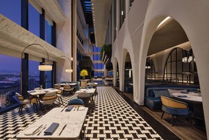 3 間餐廳；供應早餐、午餐、晚餐；意大利菜