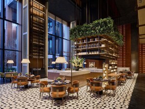 Ein modernes Interieur mit einer zentralen Bar, Sitzgelegenheiten und großen Fenstern.