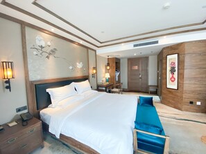 Suite superior, 1 cama de matrimonio grande, vistas a la ciudad (Spa Treatment) | 1 dormitorio, ropa de cama de alta calidad, edredones de plumas