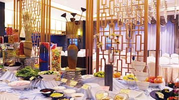 Daily buffet breakfast (CNY 68 per person)