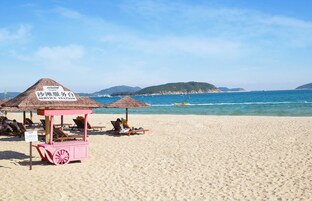 靠近海滩、白沙、沙滩椅、海滩遮阳伞