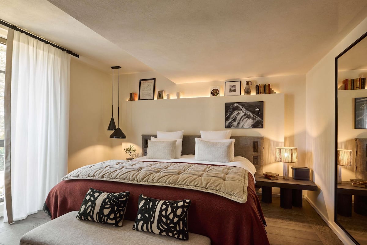 Habitación Deluxe, 1 cama de matrimonio grande con sofá cama | Ropa de cama de alta calidad y minibar (con algunos artículos gratuitos)