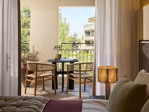 Deluxe Room, 1 King Bed | Premium bedding, free minibar items, in-room safe, blackout drapes