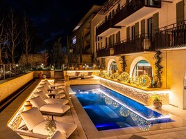 室外游泳池，日光浴躺椅