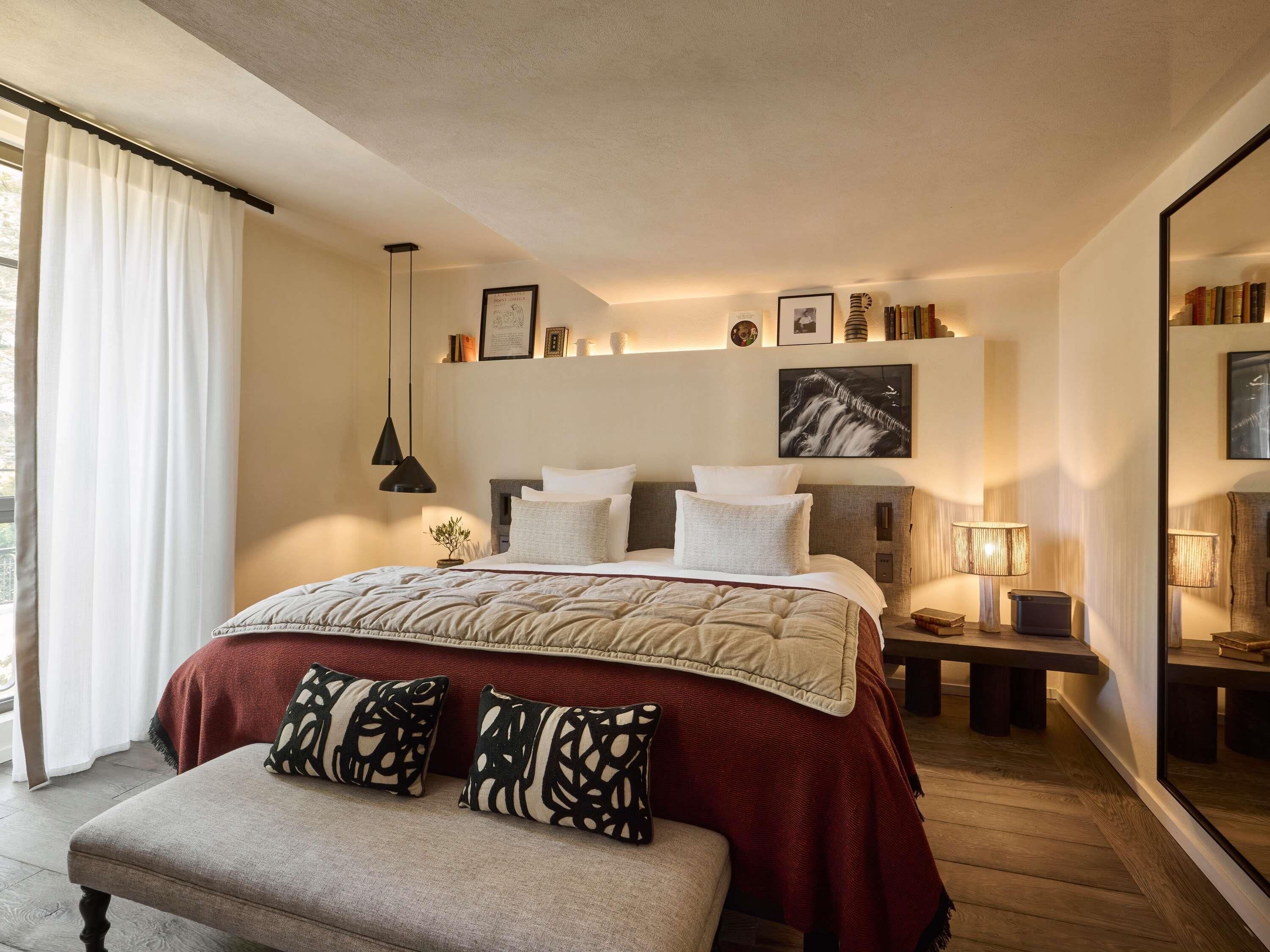 高档床上用品、免费迷你吧物品、客房内保险箱、遮光 窗帘