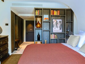 Habitación superior, 1 cama King size | Ropa de cama de alta calidad y artículos del minibar gratis 