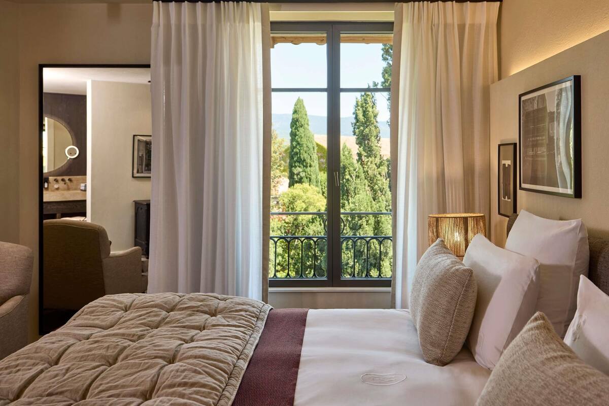 Deluxe Room, 1 King Bed with Sofa bed | Premium bedding, free minibar items, in-room safe, blackout drapes