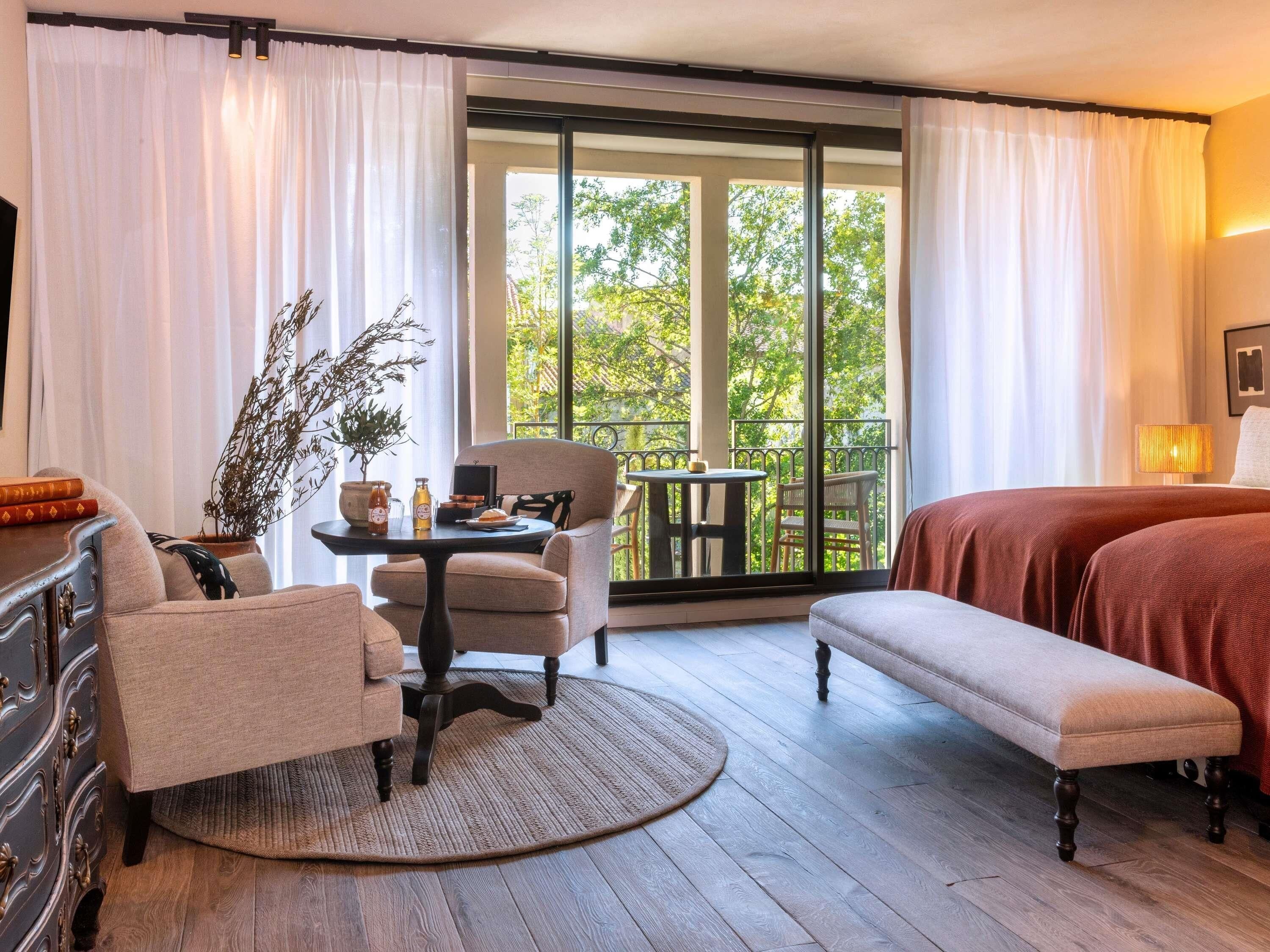 Luxe beddengoed, een minibar met enkele gratis items