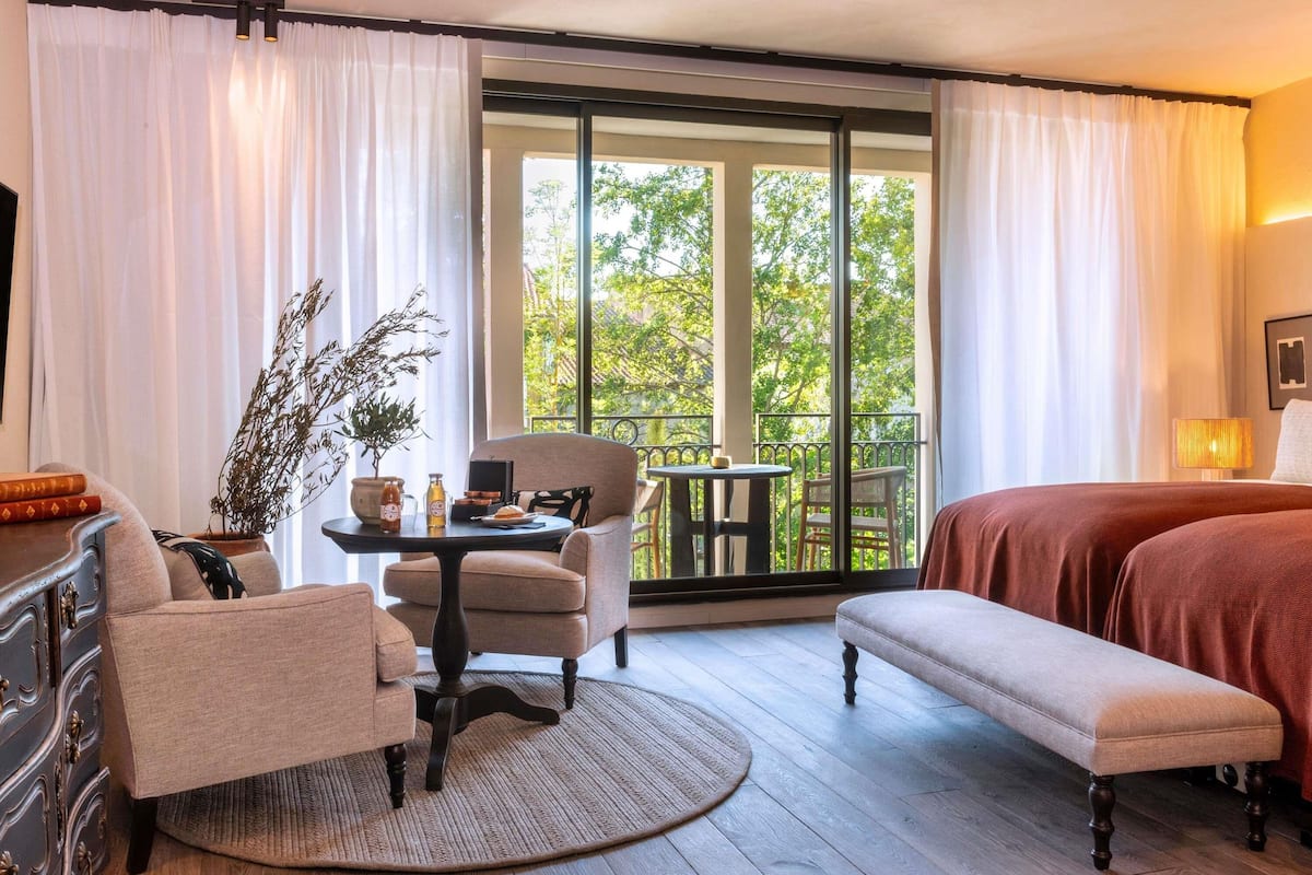 Luxe beddengoed, een minibar met enkele gratis items