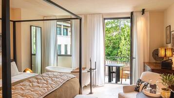 Suite junior, 1 cama King size, balcón, vista a la alberca | Ropa de cama de alta calidad y artículos del minibar gratis