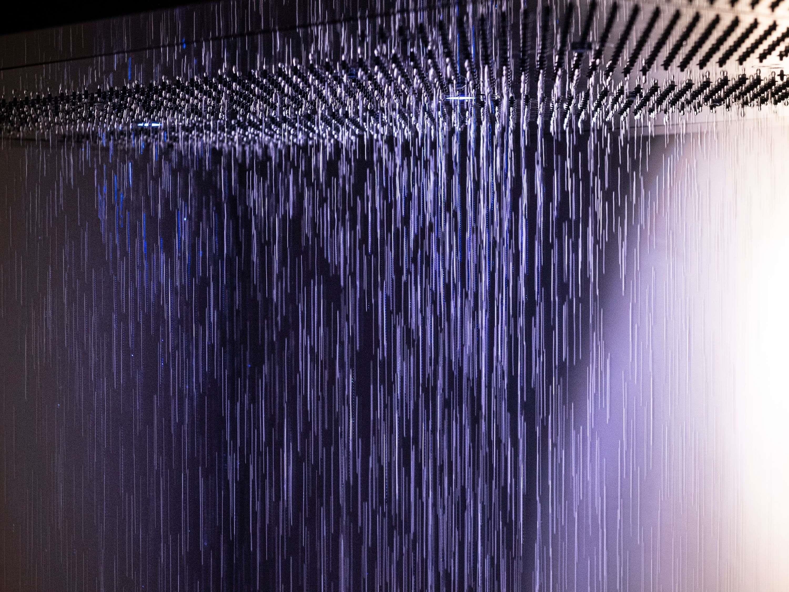 Gros plan sur un rideau de pluie présentant un motif uniforme de gouttelettes d’eau.