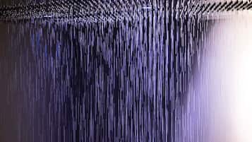 Gros plan sur un rideau de pluie présentant un motif uniforme de gouttelettes d’eau.
