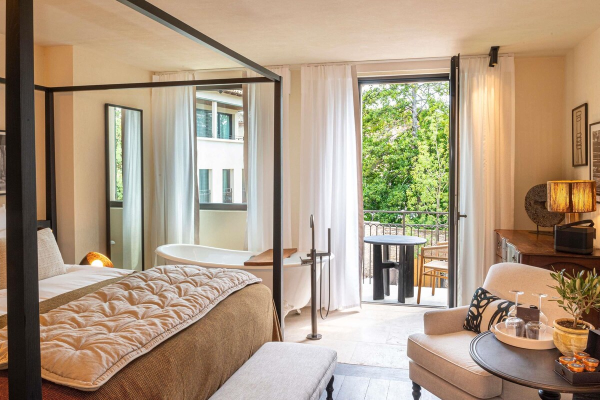 Junior Suite, 1 King Bed, Balcony, Pool View | Premium bedding, minibar (some free items), in-room safe