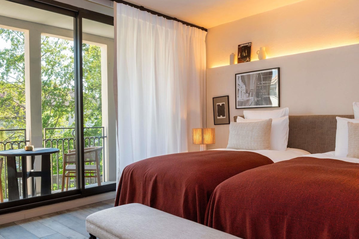 Deluxe Room, 1 King Bed | Premium bedding, free minibar items, in-room safe, blackout drapes