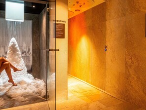 A glass door leading to a room with a textured wall and a sign reading "SHOWCAVE." - L'Isle de Leos Hotel & Spa - MGallery Collection (L'Isle-sur-la-Sorgue)