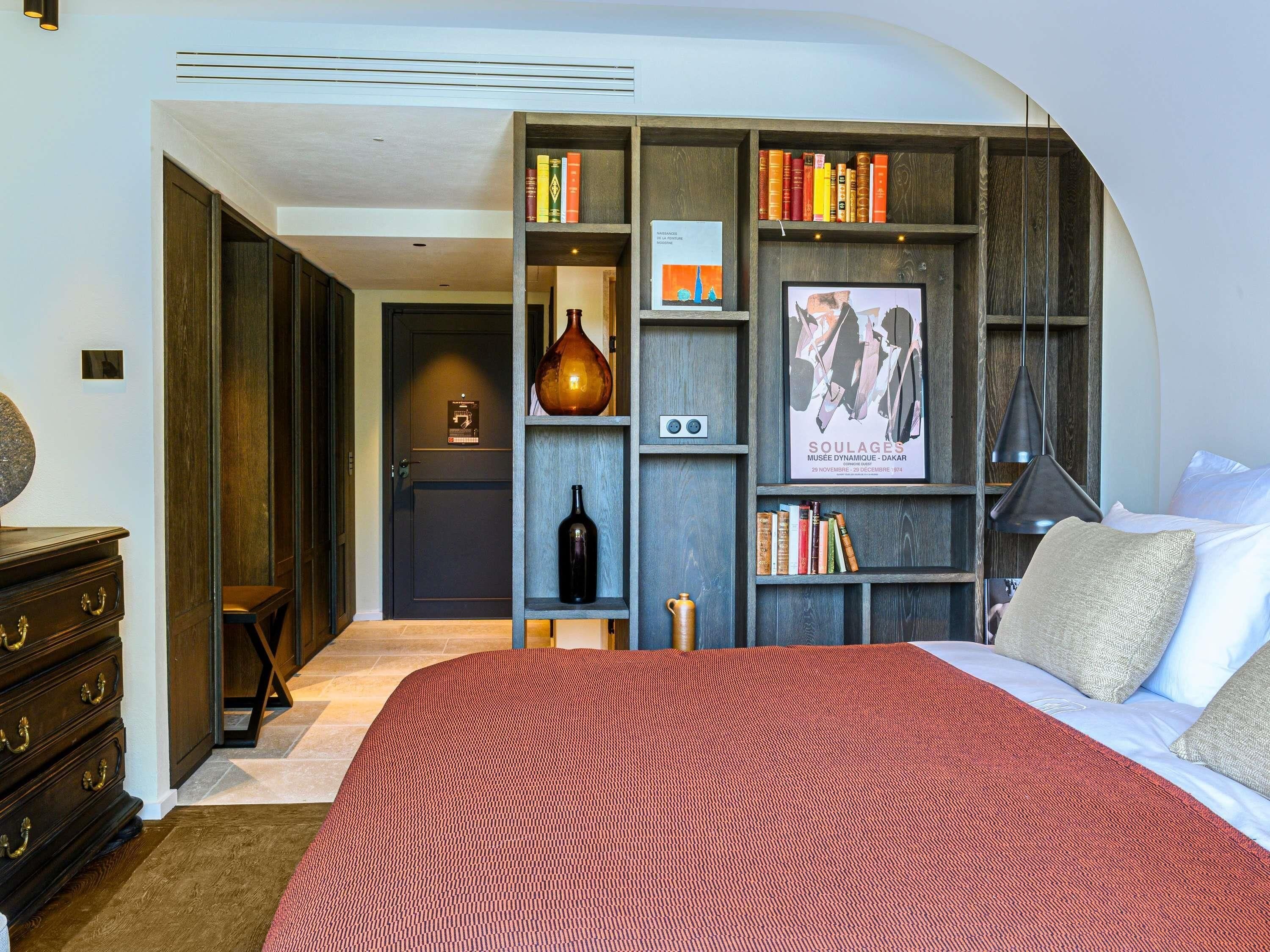 高级房, 1 张特大床 | 高档床上用品、免费迷你吧物品、客房内保险箱、遮  光窗帘