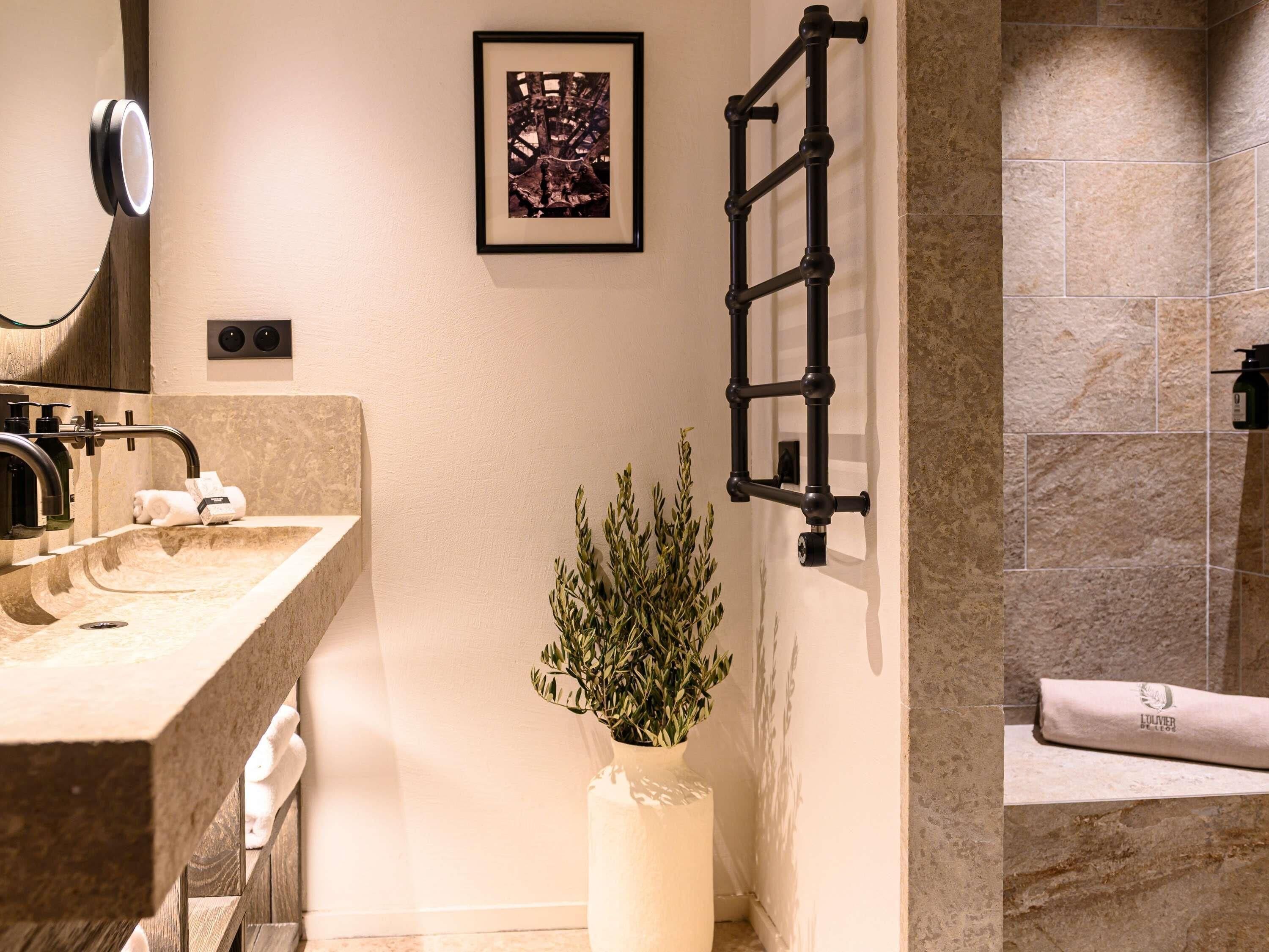 高档床上用品、免费迷你吧物品、客房内保险箱、遮光窗帘