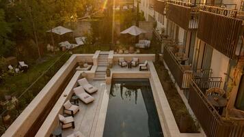 Utomhuspool och solstolar