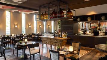 Desayuno buffet todos los días (EUR 27 por persona)