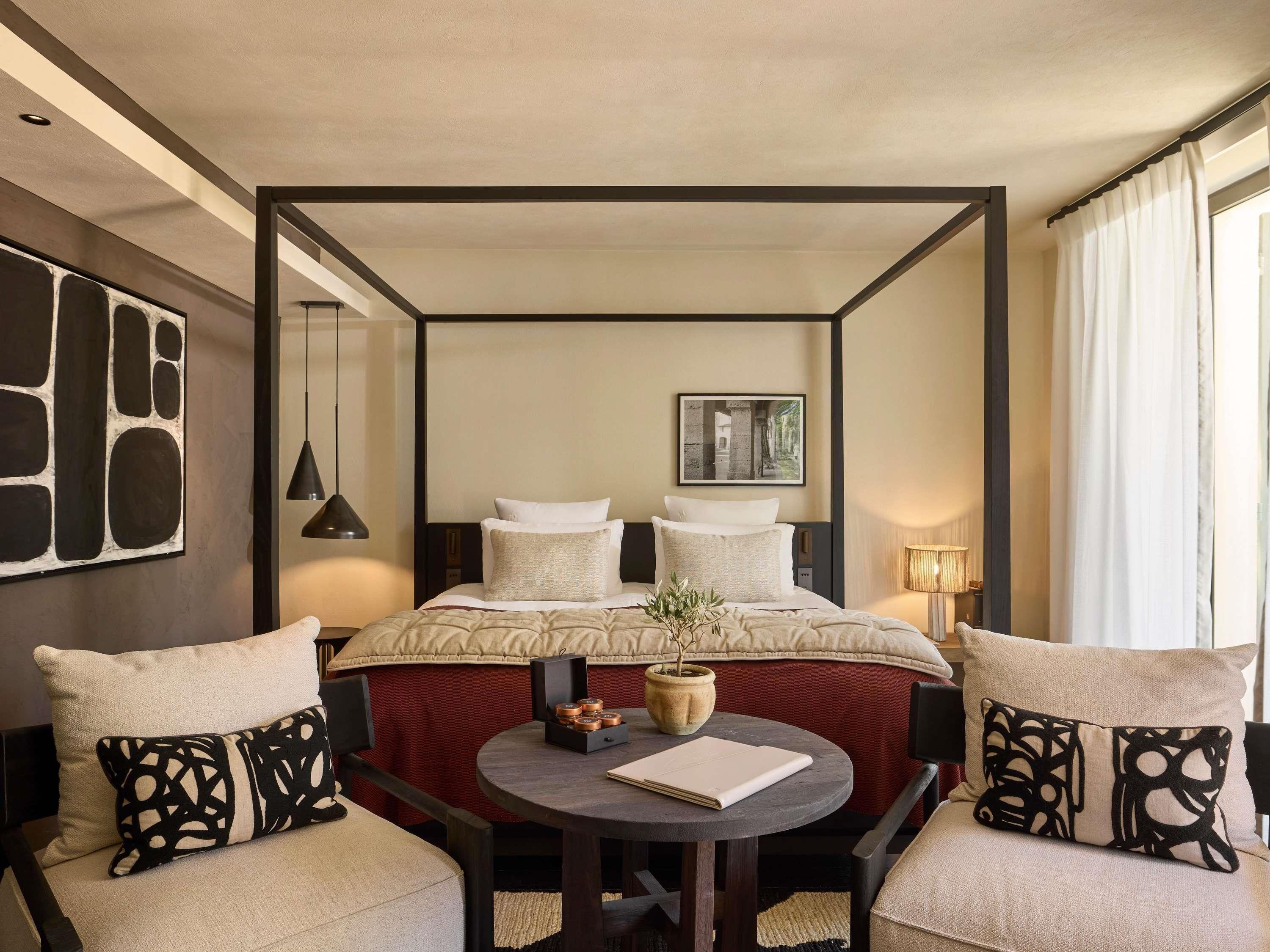 小型套房, 1 张特大床, 阳台, 泳池景观 | 高档床上用品、免费迷你吧物品、客房内保险箱、遮光窗帘