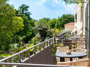 Phòng Suite Junior, 1 giường cỡ king, ban công, quang cảnh hồ bơi | Bộ đồ giường cao cấp, minibar với thức ăn, đồ uống miễn phí 