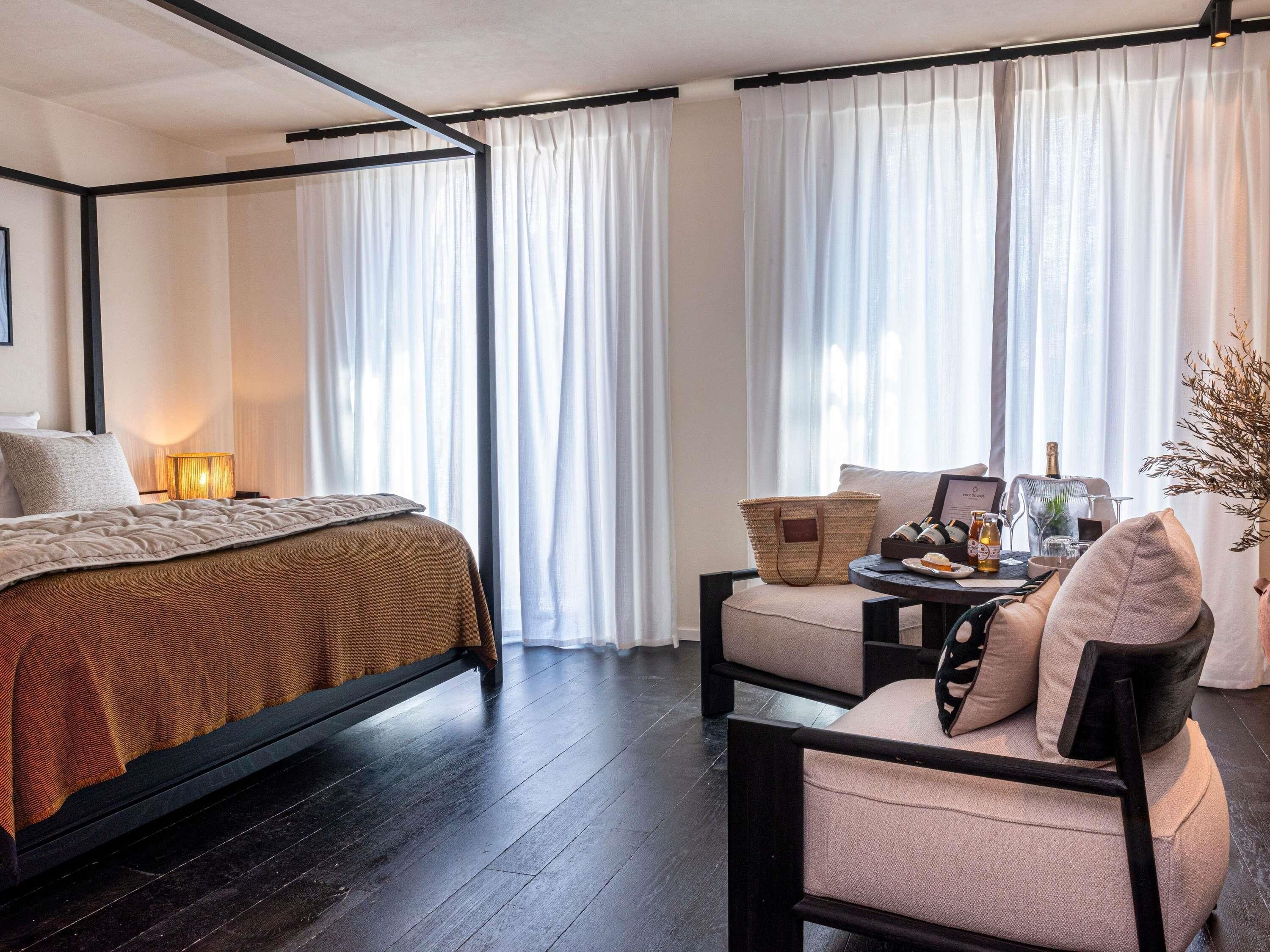 小型套房, 1 张特大床, 阳台, 泳池景观 | 高档床上用品、免费迷你吧物品、客房内保险箱、遮光窗帘