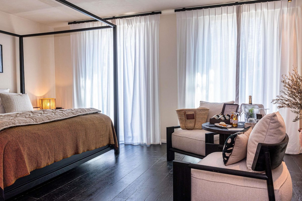 Junior Suite, 1 King Bed, Balcony, Pool View | Premium bedding, free minibar items, in-room safe, blackout drapes