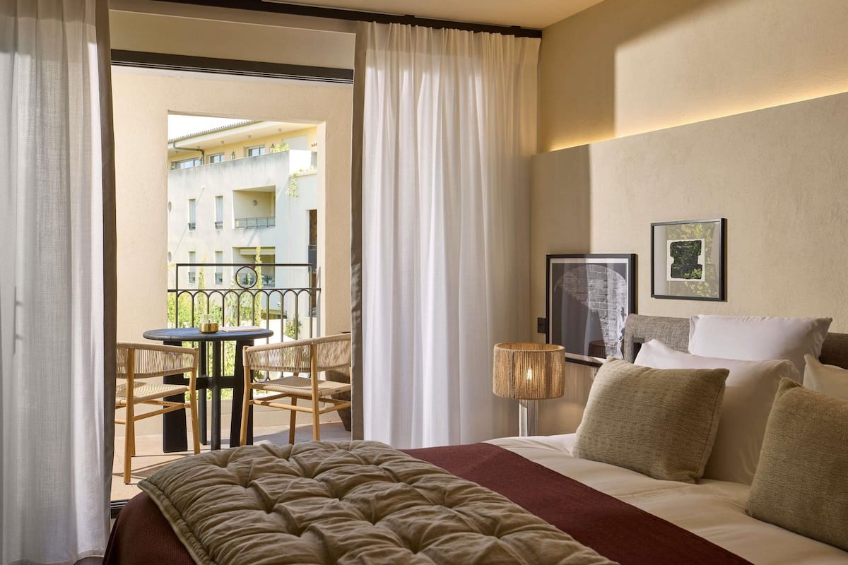 Deluxe Room, 1 King Bed | Premium bedding, free minibar items, in-room safe, blackout curtains