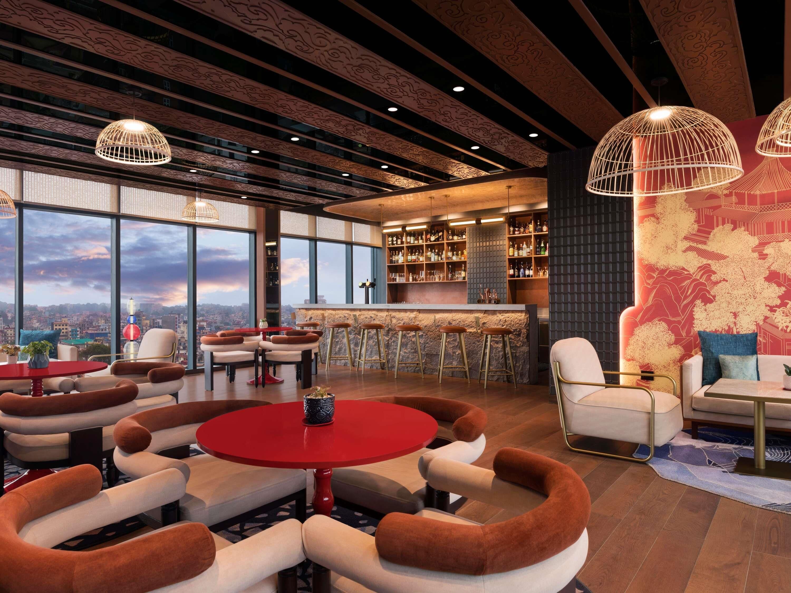 2 bares, bar junto a la piscina