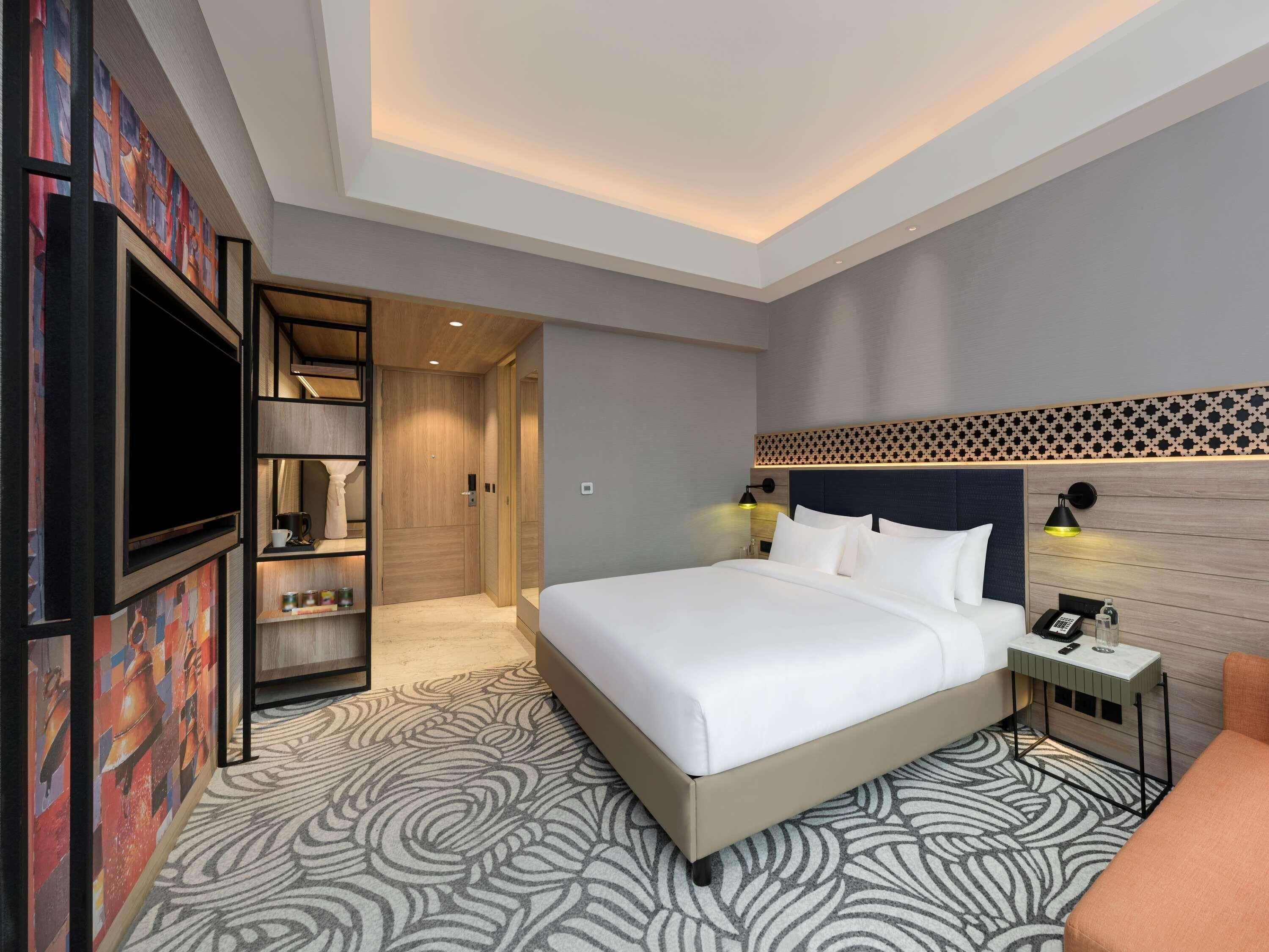 经典客房, 1 张特大床 | 迷你吧、客房内保险箱、办公桌、笔记本电脑工作区