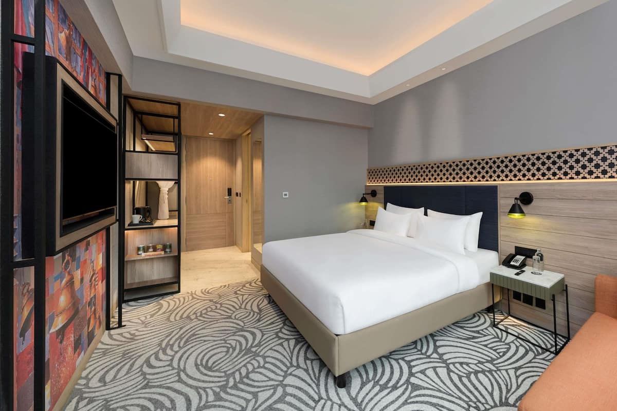 Quarto clássico, 1 cama King | Frigobar, cofres nos quartos, escrivaninha