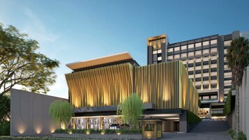 Un hotel moderno con una fachada distintiva de listones verticales y techo plano.