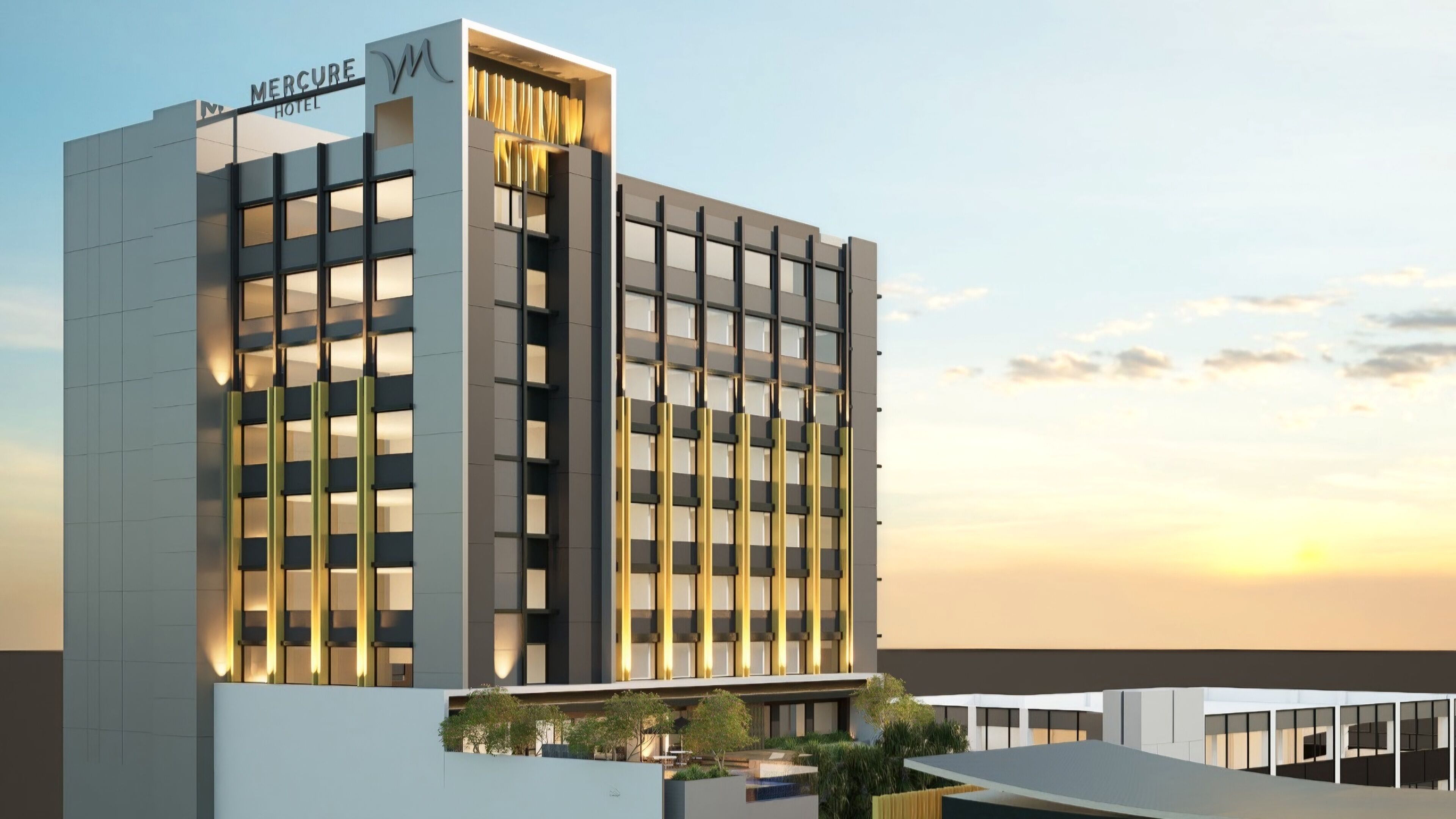 Moderni hotelli, jossa on selkeästi näkyvä «Mercure Hotel» -kyltti, suuret ikkunat ja tasakatto.