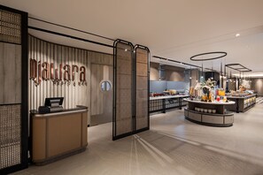Daily buffet breakfast for a fee - Mercure Madiun (Madiun)