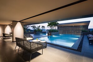 Una piscina al aire libre