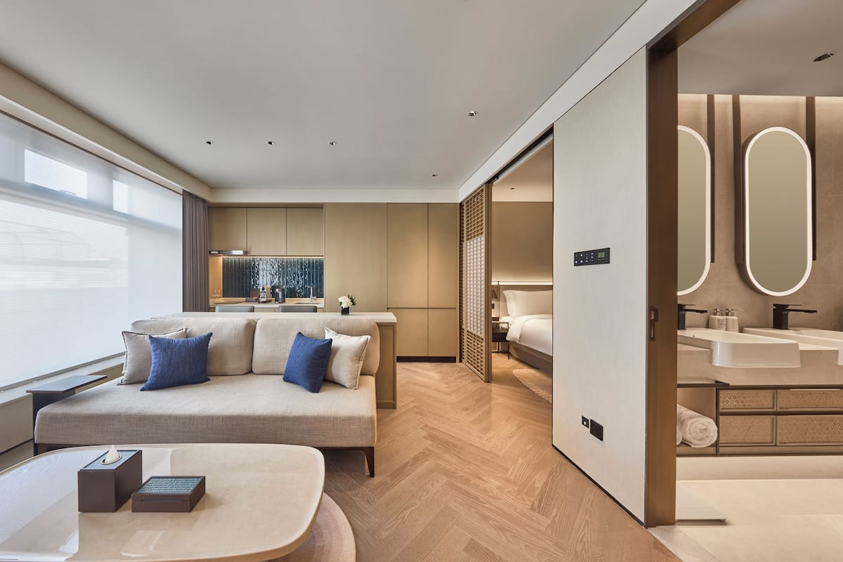 Studio, 1 King Bed, City View