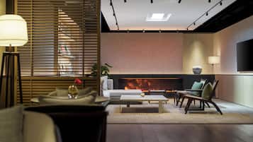 Uma sala de estar moderna com lareira, sofá, mesa de centro e televisão.