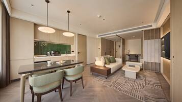 Suite Junior, 1 Tempat Tidur Double dengan tempat tidur Sofa, Akses Club Lounge | Area keluarga | TV LCD