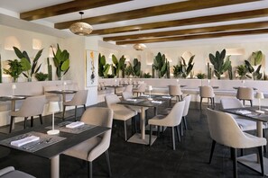 Restaurant - Mövenpick Hotel Waad Al Shamal (Turaif)