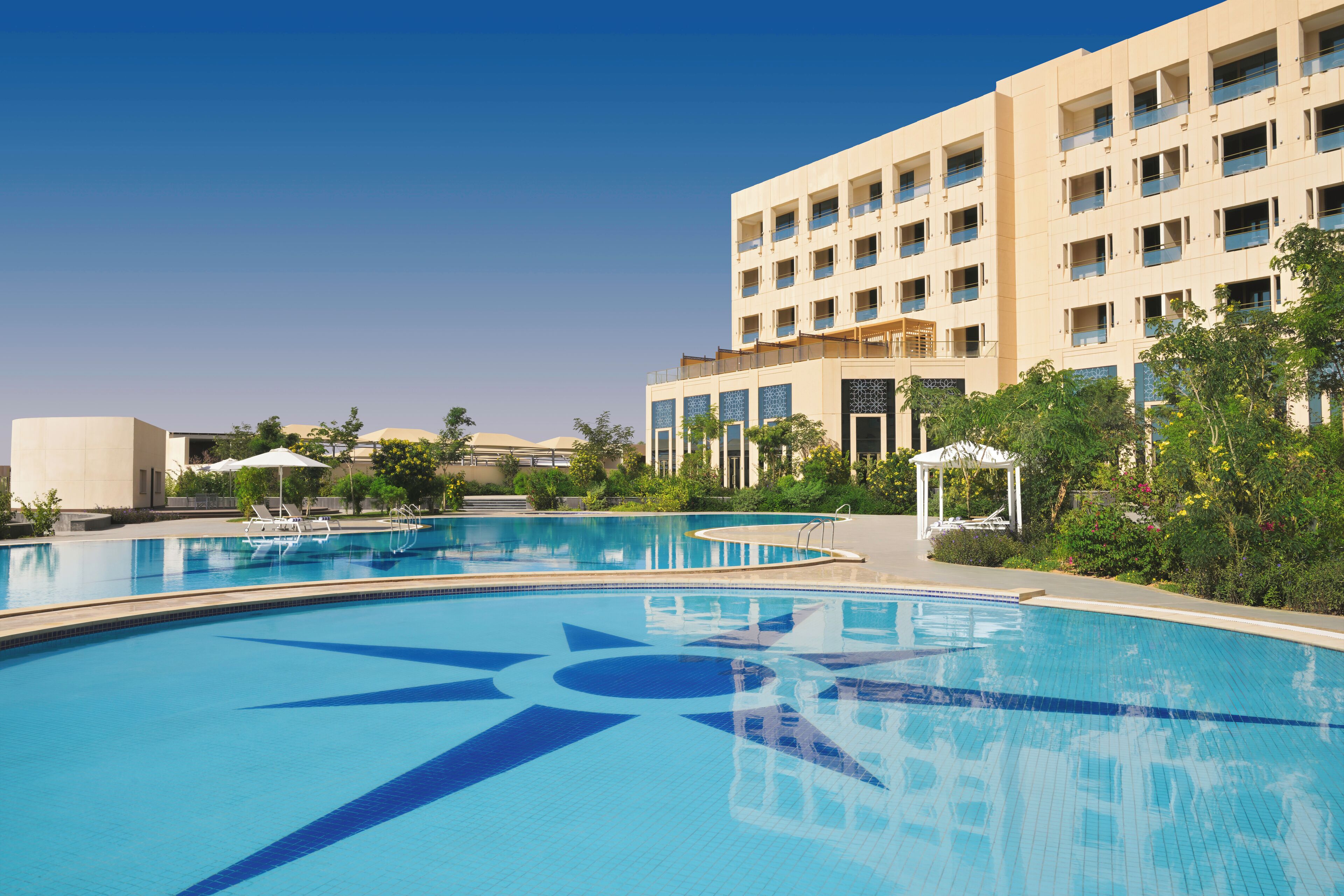 2 hồ bơi trong nhà, hồ bơi ngoài trời 