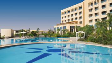 2 hồ bơi trong nhà, hồ bơi ngoài trời