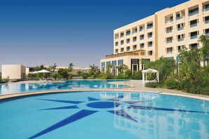 2 piscinas techadas, una piscina al aire libre