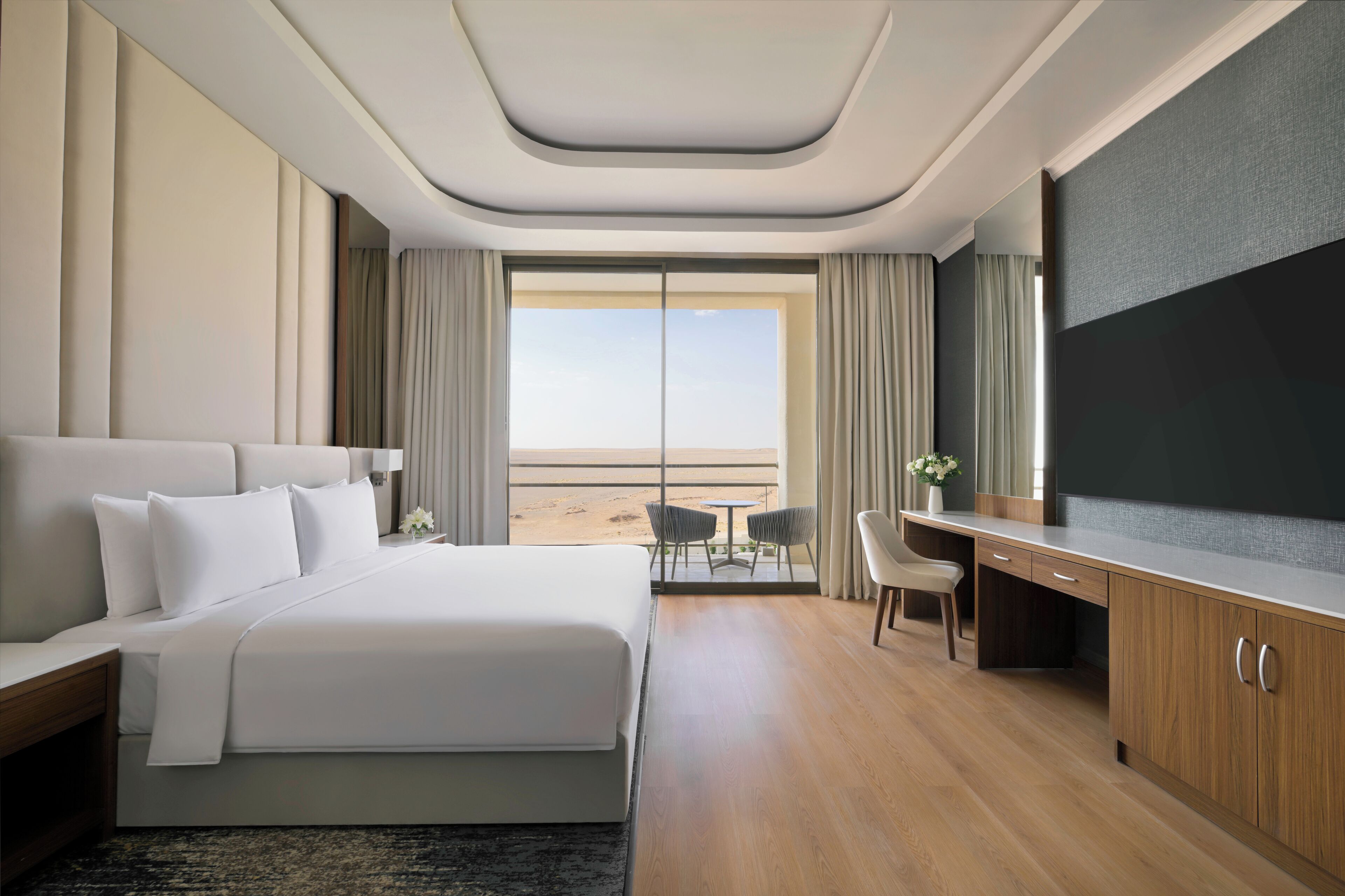 أغطية فراش متميزة وأسرّة بطبقة علوية مريحة وميني بار وخزنة داخل الغرفة