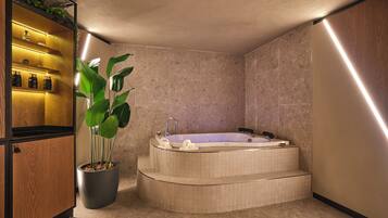 Sauna, Dampfbad, Türkisches Bad/Hamam, Körperbehandlungen, Aromatherapie