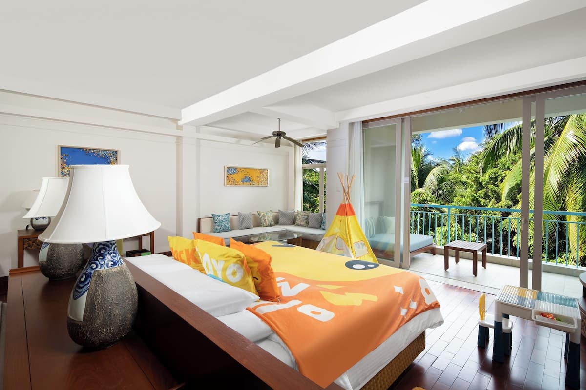Habitación Signature, 1 cama de matrimonio grande (Swiss. Children Theme) | Ropa de cama de alta calidad, caja fuerte, escritorio y cortinas opacas