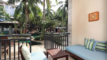 Ropa de cama de alta calidad y caja de seguridad en la habitación