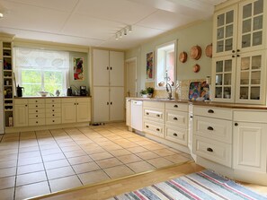 Kühlschrank, Mikrowelle, Ofen, Geschirrspüler