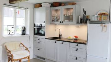 Kylskåp, mikrovågsugn, ugn och diskmaskin